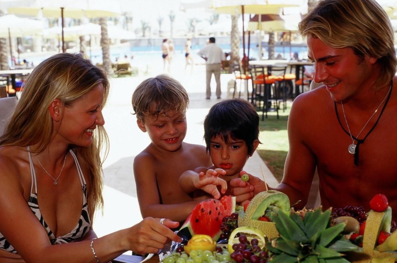Sharm Dreams Vacation Club - Aqua Park Hotel Ngoại thất bức ảnh Family eating fruit